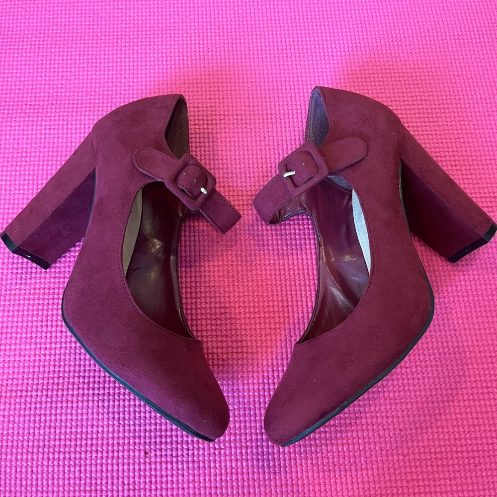 Cute burgundy strap heels 👠
